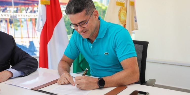 Metade do 13º dos servidores será pago em julho, avisa David