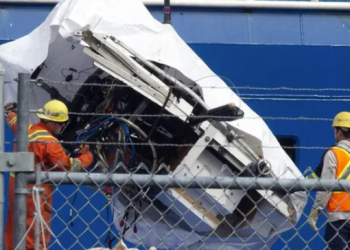 Restos do Titan chegam ao porto após implodir no mar