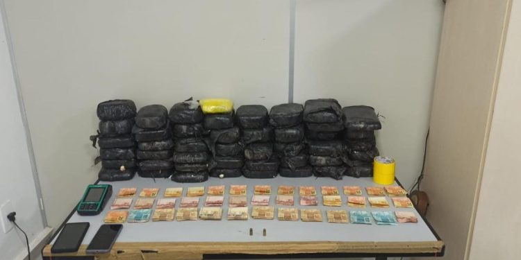 SSP-AM e PF prendem homem com 50kg de droga e arma na Zona Norte de Manaus