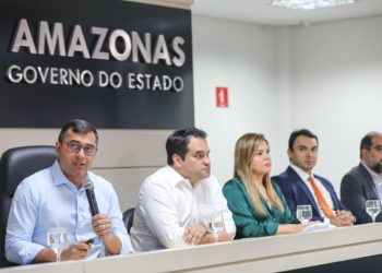 Wilson Lima anuncia reajuste para servidores da Educação e coloca piso salarial de professores entre os maiores do país