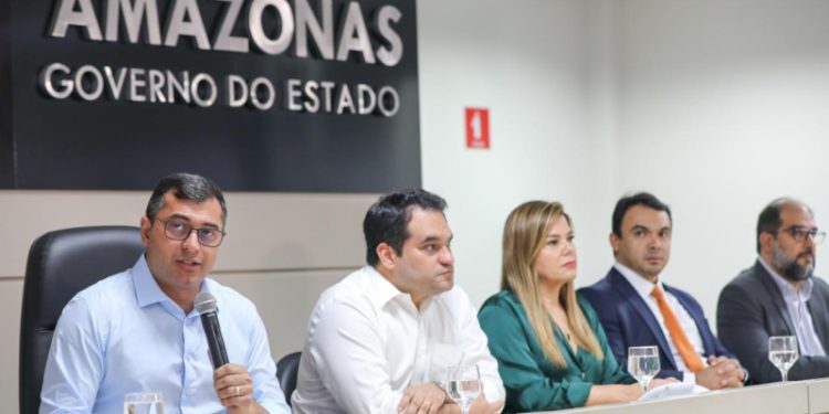 Wilson Lima anuncia reajuste para servidores da Educação e coloca piso salarial de professores entre os maiores do país