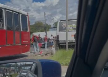 Barra de direção de alternativo quebra e provoca choque de ônibus na Torquato