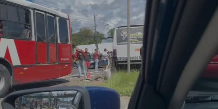 Barra de direção de alternativo quebra e provoca choque de ônibus na Torquato
