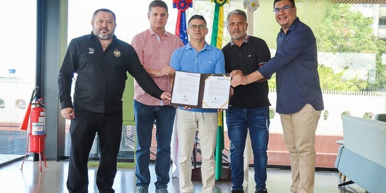 Prefeito anuncia apoio para clubes amazonenses que disputam a Série C do Campeonato Brasileiro de Futebol
