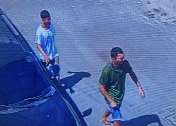 Bandido assalta mulheres e faz a limpa em loja; assista