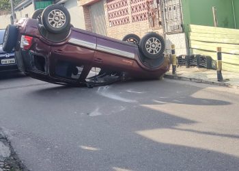 Cruzamento perigoso no Alvorada deixa carro capotado na via