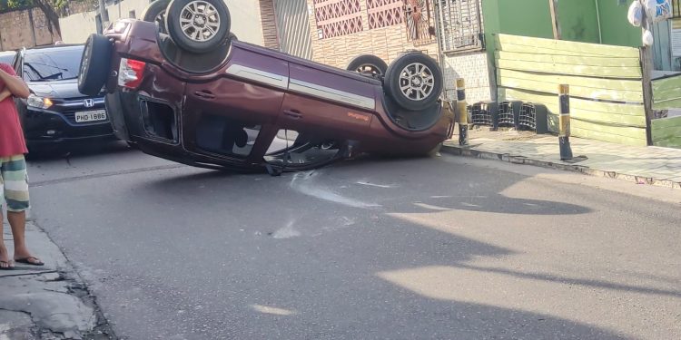 Cruzamento perigoso no Alvorada deixa carro capotado na via