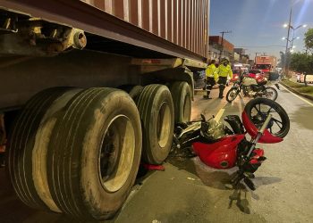 No Coroado, motociclista fica preso embaixo de roda de carreta e população tenta tirá-lo; veja vídeo