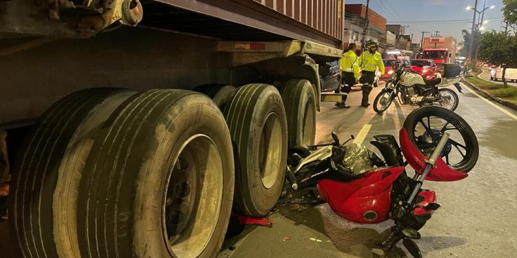 No Coroado, motociclista fica preso embaixo de roda de carreta e população tenta tirá-lo; veja vídeo