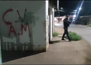 Vídeo mostra polícia dominando território do tráfico em Iranduba