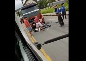 Vídeo: Mototaxista e passageiro ficam feridos em choque com caminhão na ZL