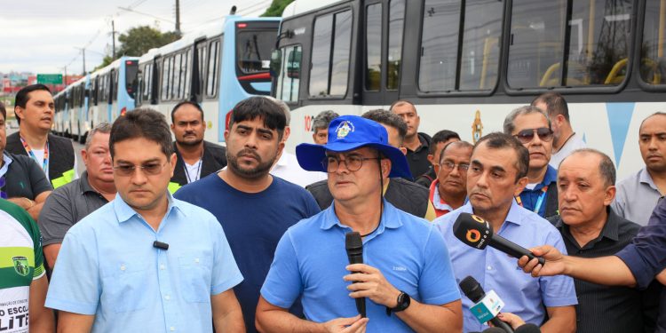 Prefeito entrega novos ônibus e frota renovada de veículos soma 272 em Manaus
