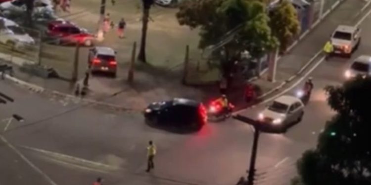 Prefeitura de Manaus investiga muro quebrado para fazer estacionamento rotativo no CSU