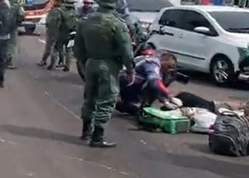 Óleo na pista causa acidente de moto e deixa casal ferido em Manaus