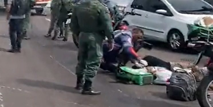 Óleo na pista causa acidente de moto e deixa casal ferido em Manaus