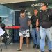 Homem sequestra jovem, o tortura por 24h, filma e manda pra mãe da vítima