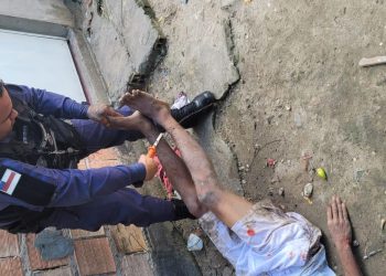 Homem sequestra jovem, o tortura por 24h, filma e manda pra mãe da vítima