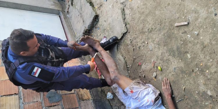 Homem sequestra jovem, o tortura por 24h, filma e manda pra mãe da vítima