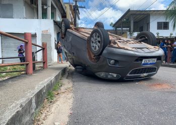Quase duas semanas depois outro carro capota no mesmo cruzamento do Alvorada