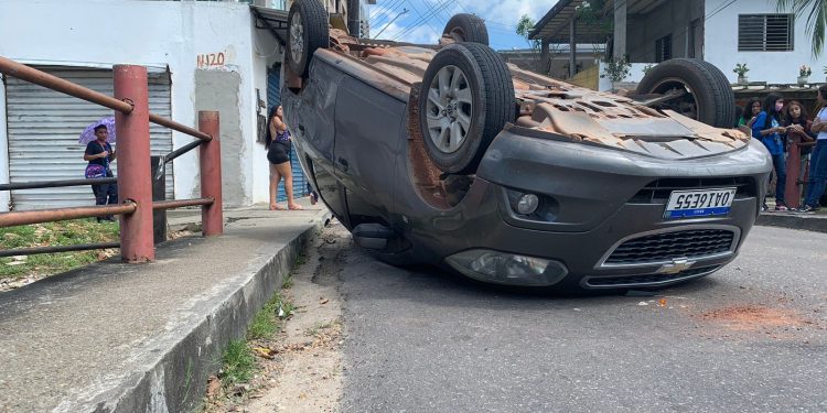 Quase duas semanas depois outro carro capota no mesmo cruzamento do Alvorada