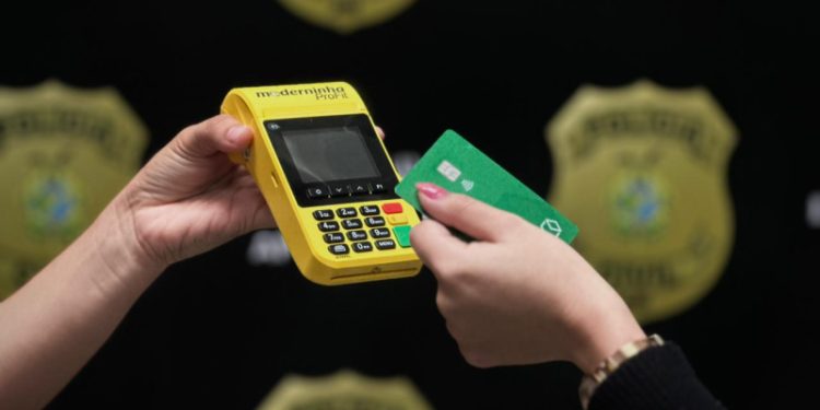 Saiba quais os cuidados na hora de passar o cartão por aproximação