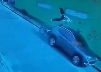 Vídeo mostra morte de motociclista de aplicativo ao bater em carro estacionado; veja