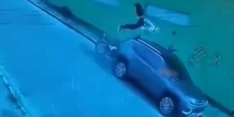 Vídeo mostra morte de motociclista de aplicativo ao bater em carro estacionado; veja