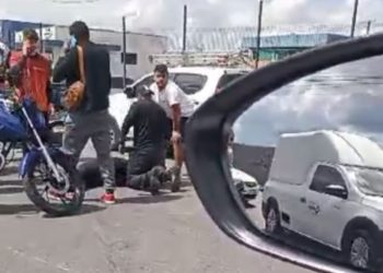 Motoqueira é atingida por carro e fica em estado grave na Cidade Nova