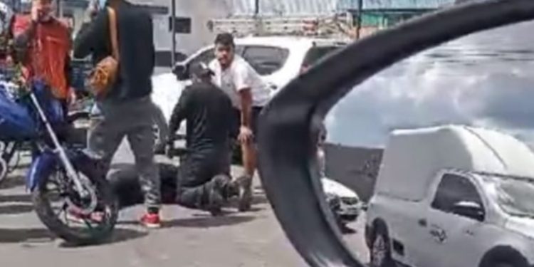 Motoqueira é atingida por carro e fica em estado grave na Cidade Nova