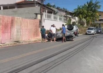 Homem perde controle e capota carro com mulher e bebê dentro em Manaus