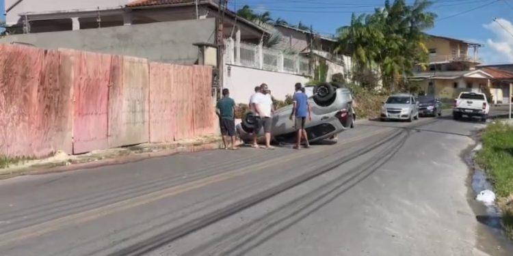 Homem perde controle e capota carro com mulher e bebê dentro em Manaus