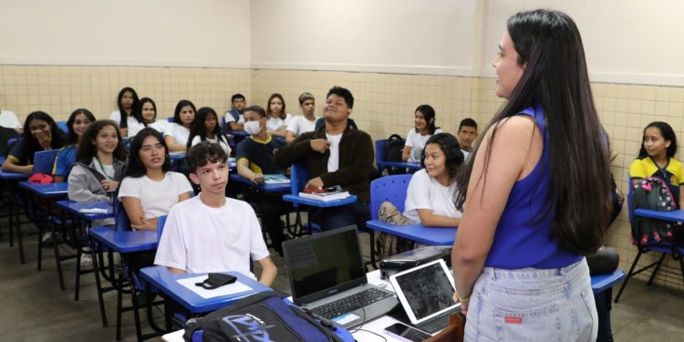 Governo do Amazonas paga data-base aos profissionais da educação