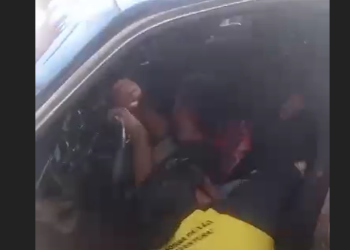Vídeo: populares tentam arrancar motorista preso às ferragens após colisão em Manaus