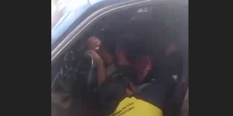 Vídeo: populares tentam arrancar motorista preso às ferragens após colisão em Manaus