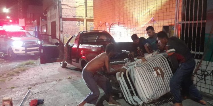 PM prende quarteto que havia acabado de furtar transformador de energia em Manaus; vídeo