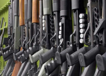 Em Manaus, bandidos rendem colecionador de armas e família e roubam mais de 60 armas e R$ 300 mil