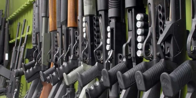 Em Manaus, bandidos rendem colecionador de armas e família e roubam mais de 60 armas e R$ 300 mil