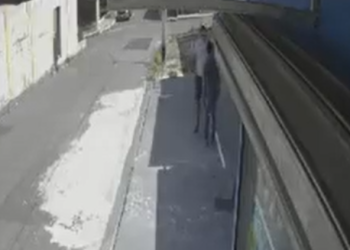 Vídeo: Professor de geografia é assaltado na frente de escola estadual em Manaus