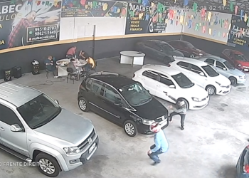 Bandidos tentam roubar locadora de veículo, mas não esperavam que dono e clientes estariam armados