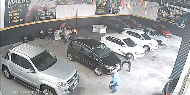 Bandidos tentam roubar locadora de veículo, mas não esperavam que dono e clientes estariam armados