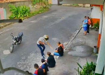 Vídeo mostra cinco trabalhadores sendo assaltados enquanto esperavam busão em Manaus; veja