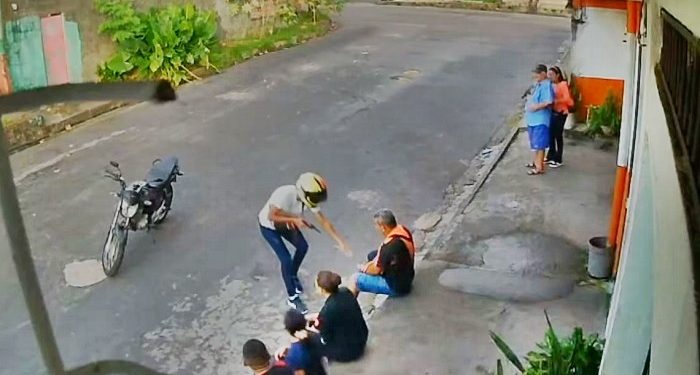 Vídeo mostra cinco trabalhadores sendo assaltados enquanto esperavam busão em Manaus; veja