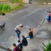 Vídeo mostra cinco trabalhadores sendo assaltados enquanto esperavam busão em Manaus; veja