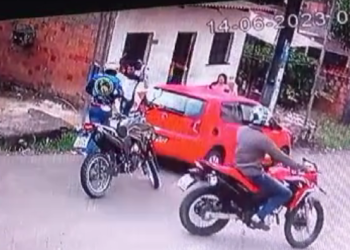 Vídeo: motoqueiros armados estão assaltando na zona Norte de Manaus