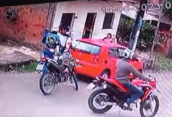 Vídeo: motoqueiros armados estão assaltando na zona Norte de Manaus