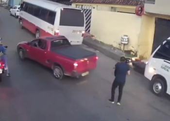 Herói sem capa: condutor de micro-ônibus atropela assaltantes em moto em Manaus