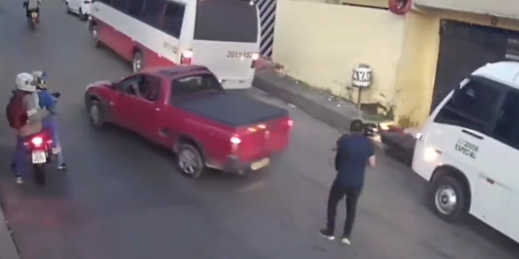 Herói sem capa: condutor de micro-ônibus atropela assaltantes em moto em Manaus
