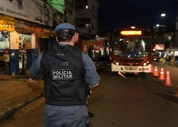 Bandidos assaltam dois ônibus na mesma avenida em Manaus e escapam da polícia