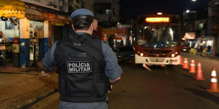 Bandidos assaltam dois ônibus na mesma avenida em Manaus e escapam da polícia