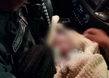 Em noite fria em Manaus, mulher abandona bebê recém-nascido em caixa de papelão na rua